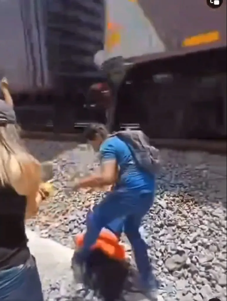 El golpe del tren la mandó directo al piso.