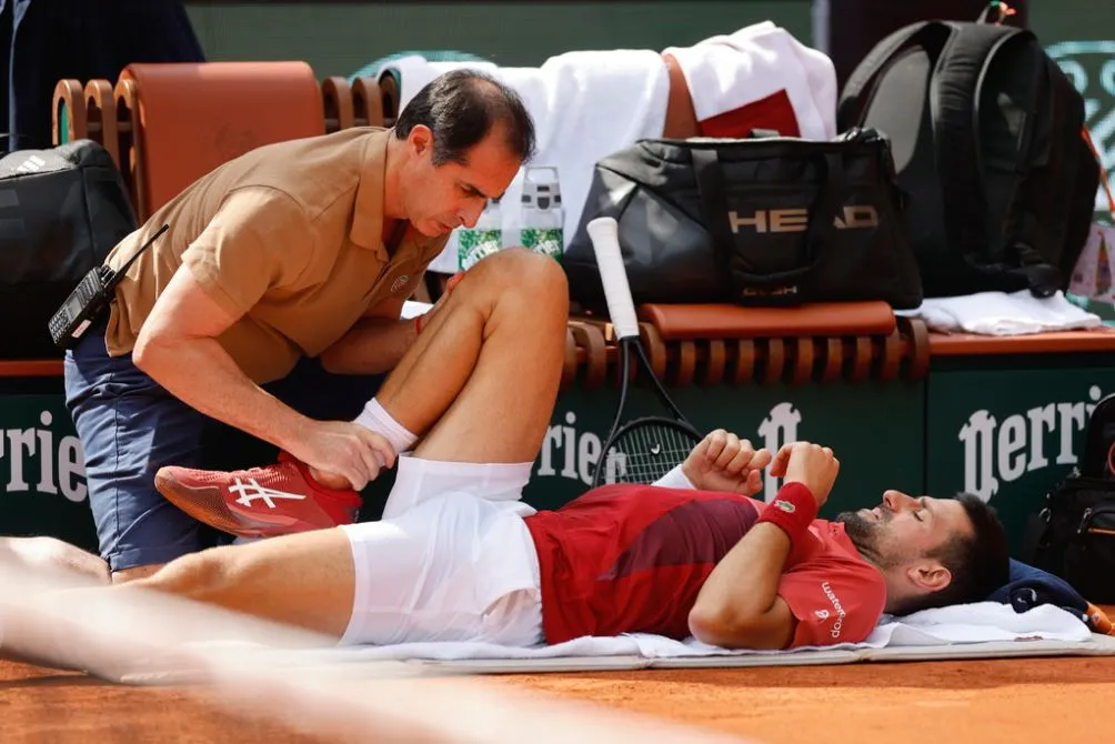 Nole en atención por problemas en su rodilla