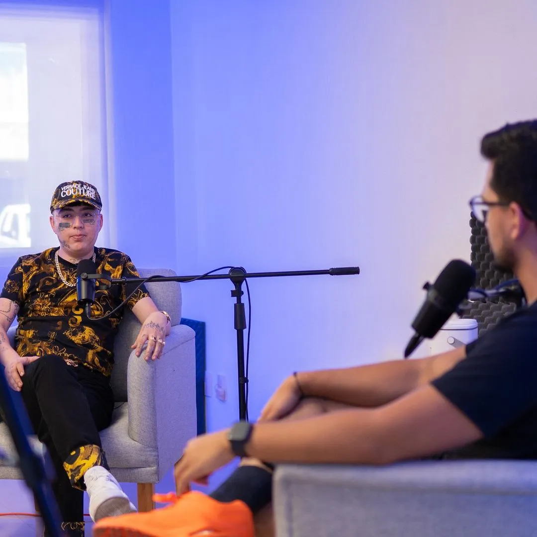 IG: @daniflowmx El reguetonero estuvo en el podcast de Charly Galleta.