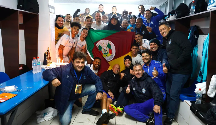 Juagdores del Gremio celebrando con bandera de Río Grande do Sul