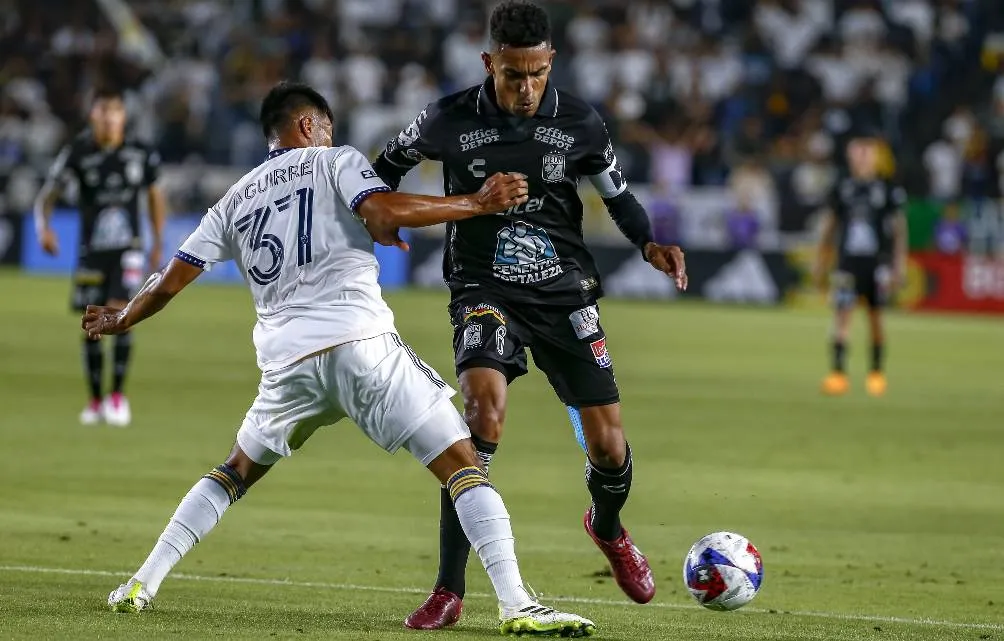 Daniel Aguirre disputa un balón