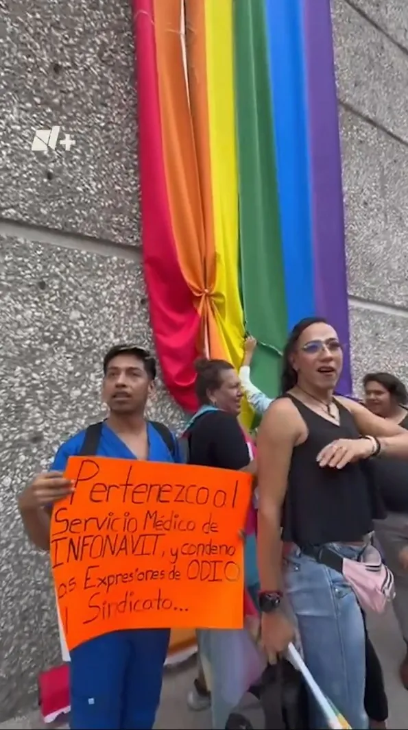 En la sede del Infonavit repararon la bandera rota.