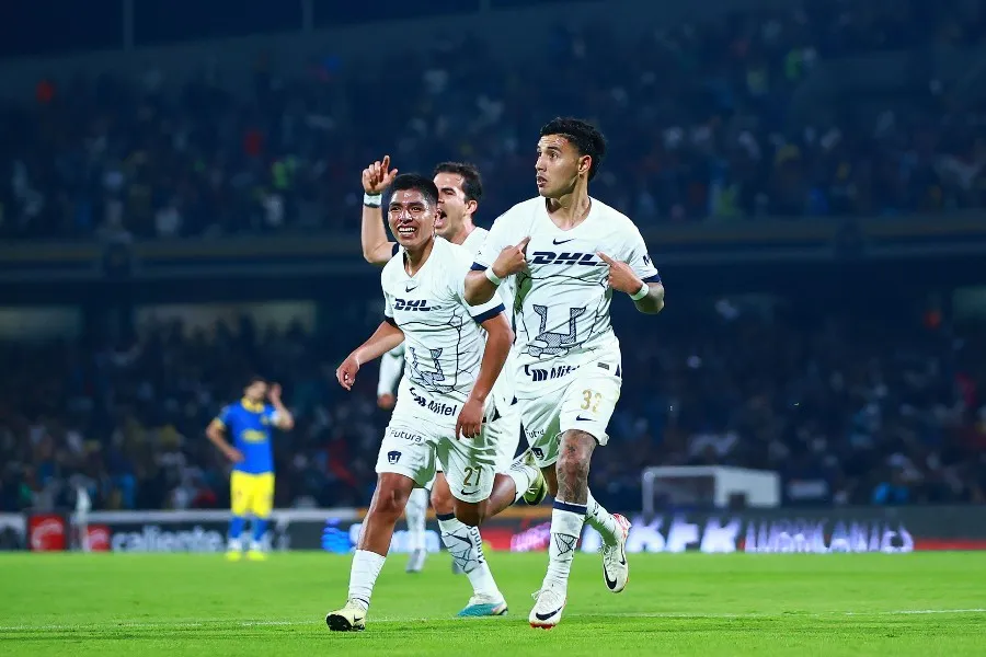IMAGO7 Leo Suárez festejando un gol con Pumas