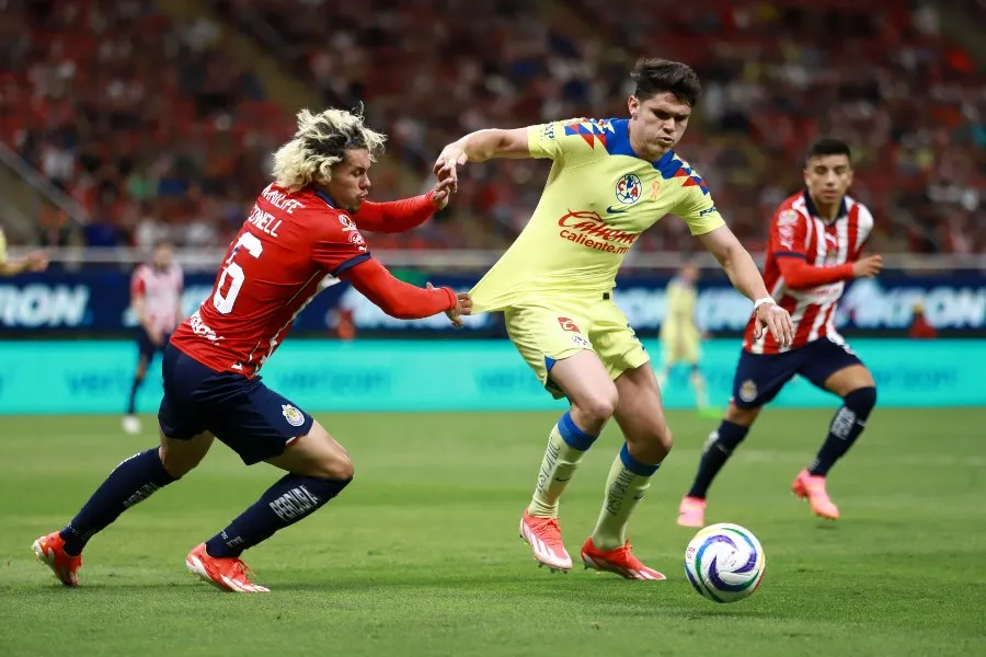 Israel Reyes en la banda derecha