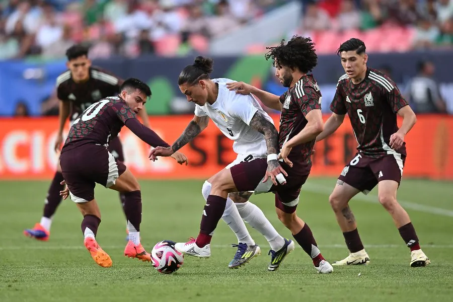 Darwin Nuñez en el partido ante México