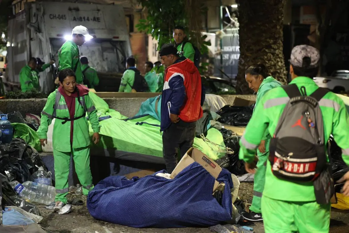 X: @Silvanflowers_ Personal de limpieza retiró las casas de los migrantes.