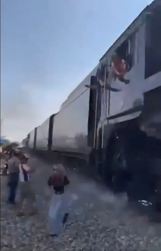 La mujer recibió un gran golpe en la mano que le manda a volar su celular.