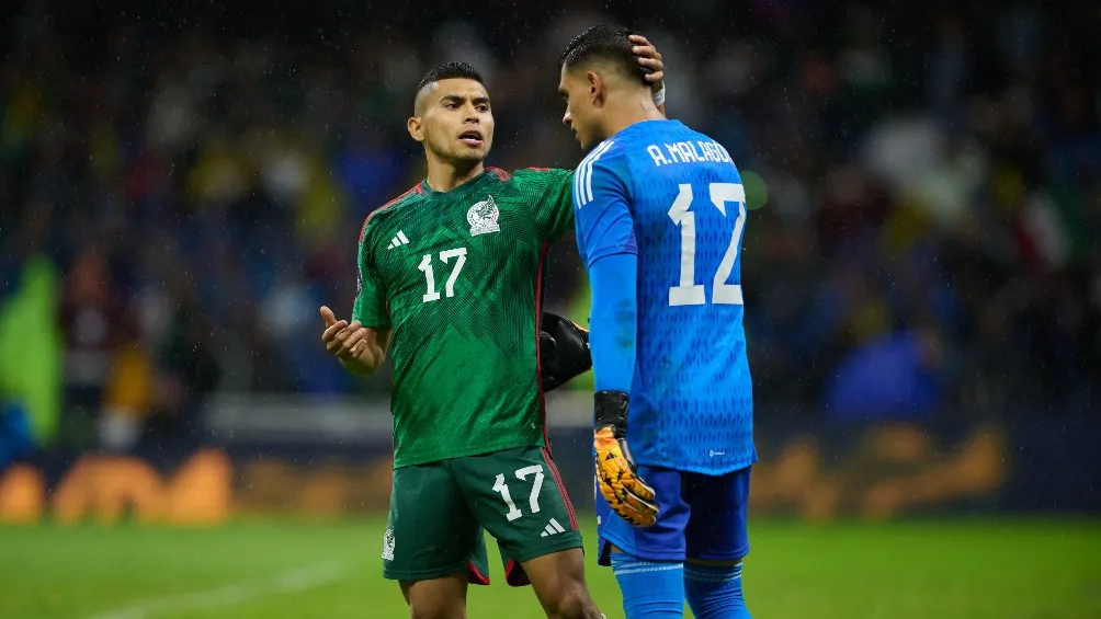 Luis Ángel Malagón consolado por sus compañeros