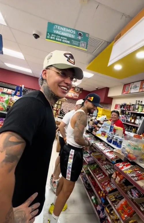 Blessd también se prestó a la broma junto a Maluma.