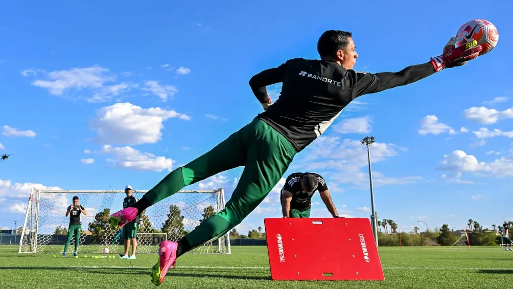 Malagón con el Tri previo a la lesión
