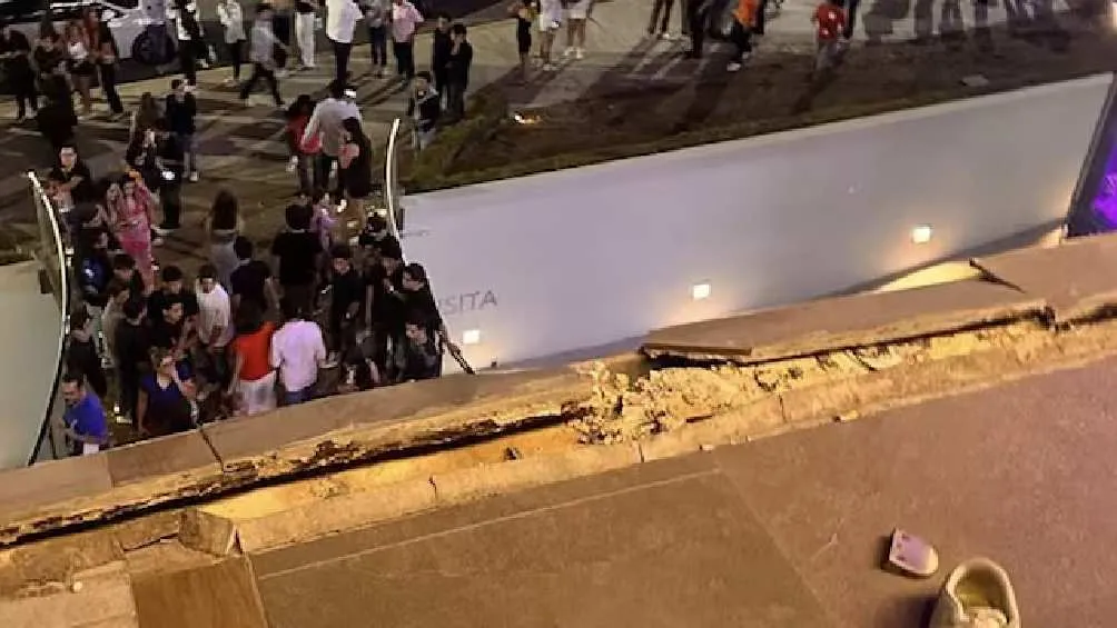 Twitter: @SinMurosMx Un barandal de vidrio se rompió después de que muchas personas estuvieran recargadas en él.