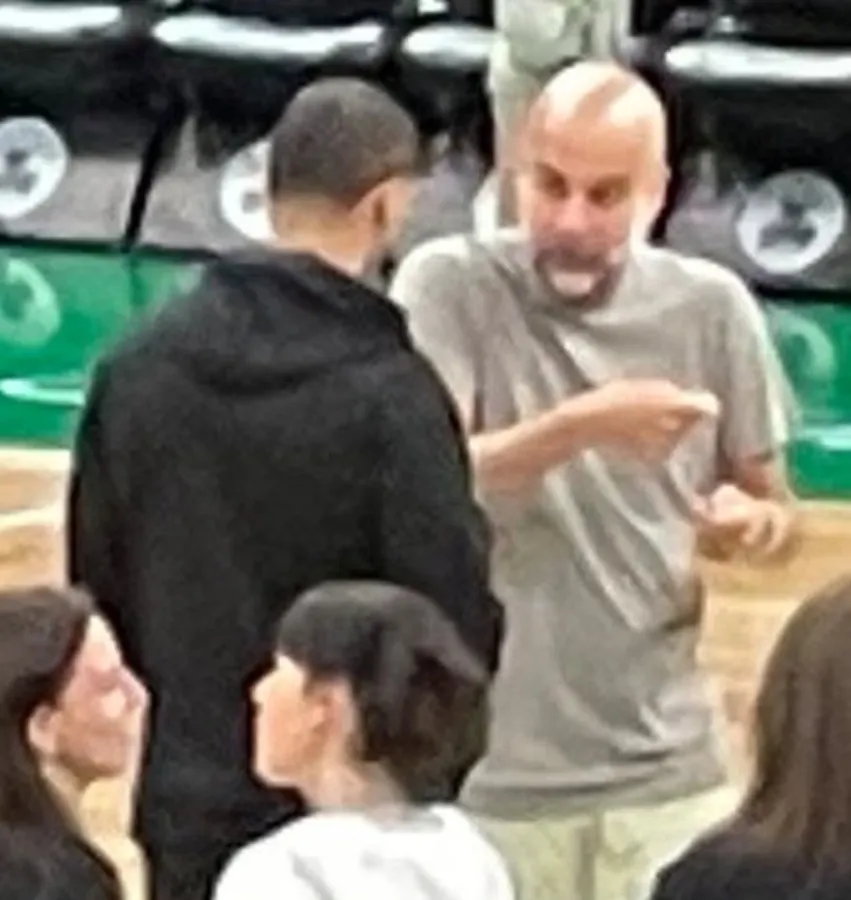Joe Mazzulla y Pep Guardiola conversando