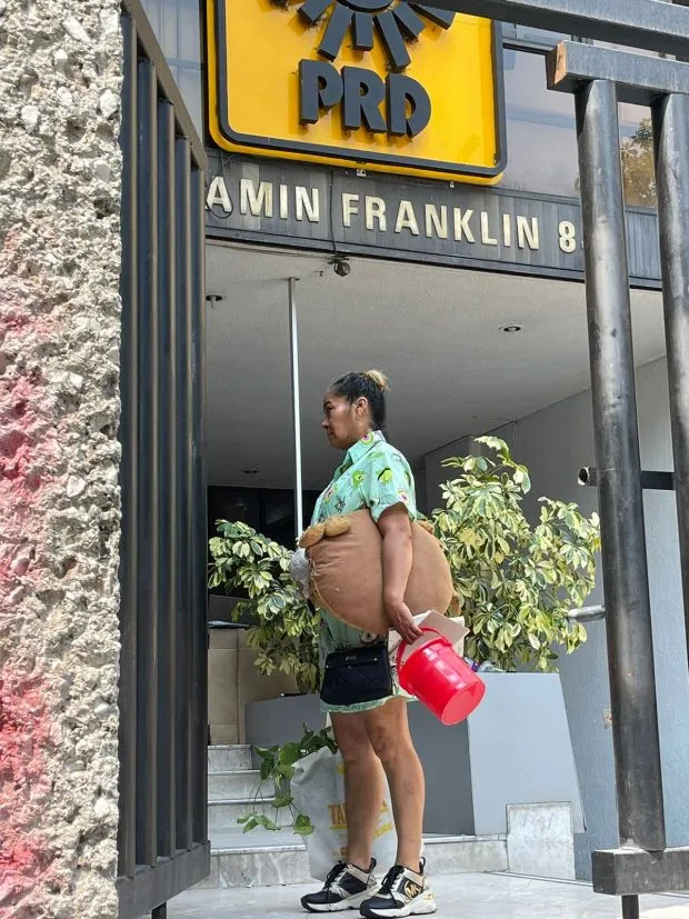 Se observó que personal del PRD acudió a la sede nacional a tramitar su liquidación, mientras que otras personas aprovecharon para desalojar oficinas