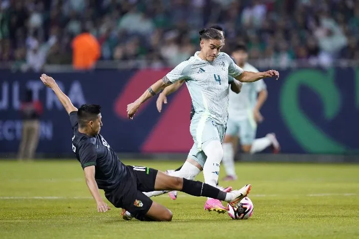 Peña pelea la pelota durante el partido frente a Bolivia
