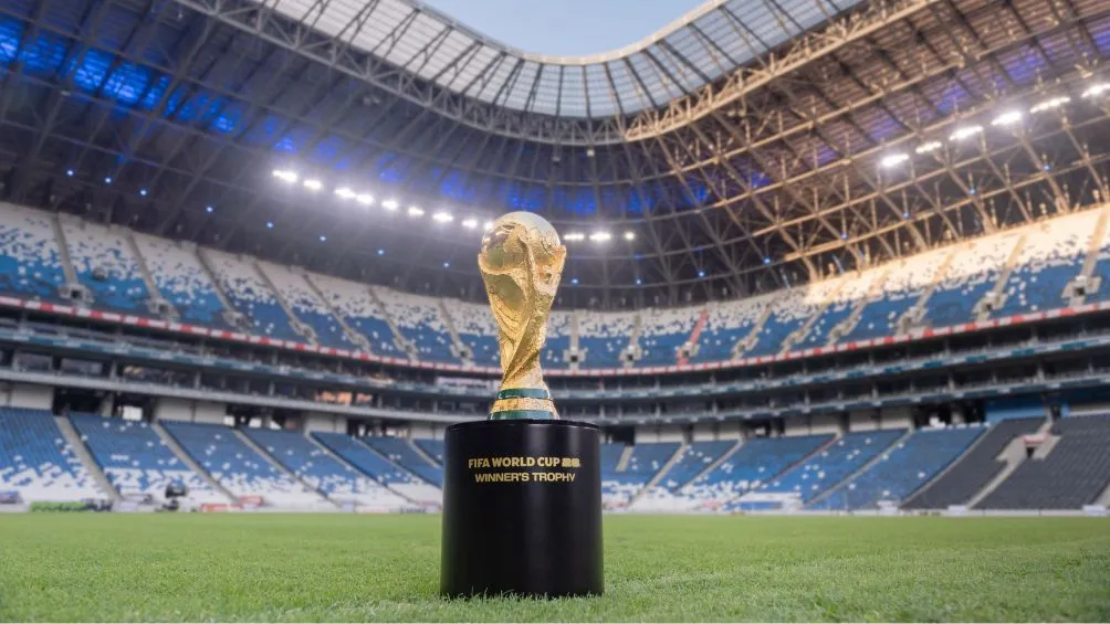 TWITTER: @FIFAcom El trofeo en 'El Gigante de Acero'