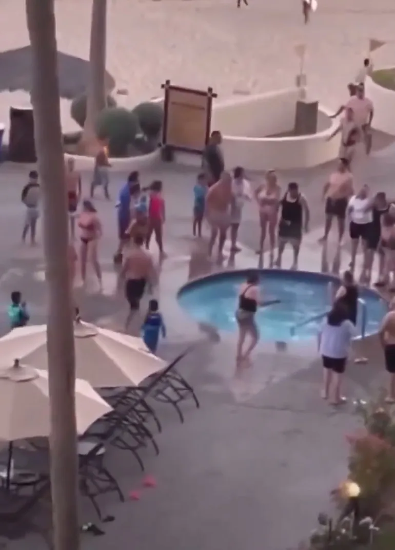 Los turistas ayudaron a las personas que se estaban electrocutando.