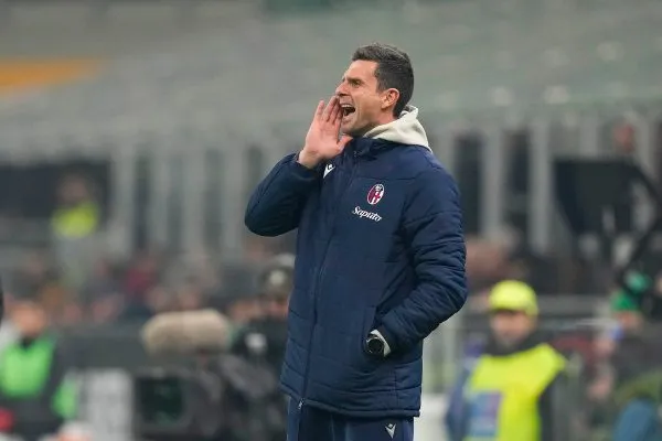 Motta da indicaciones en un partido del Bologna