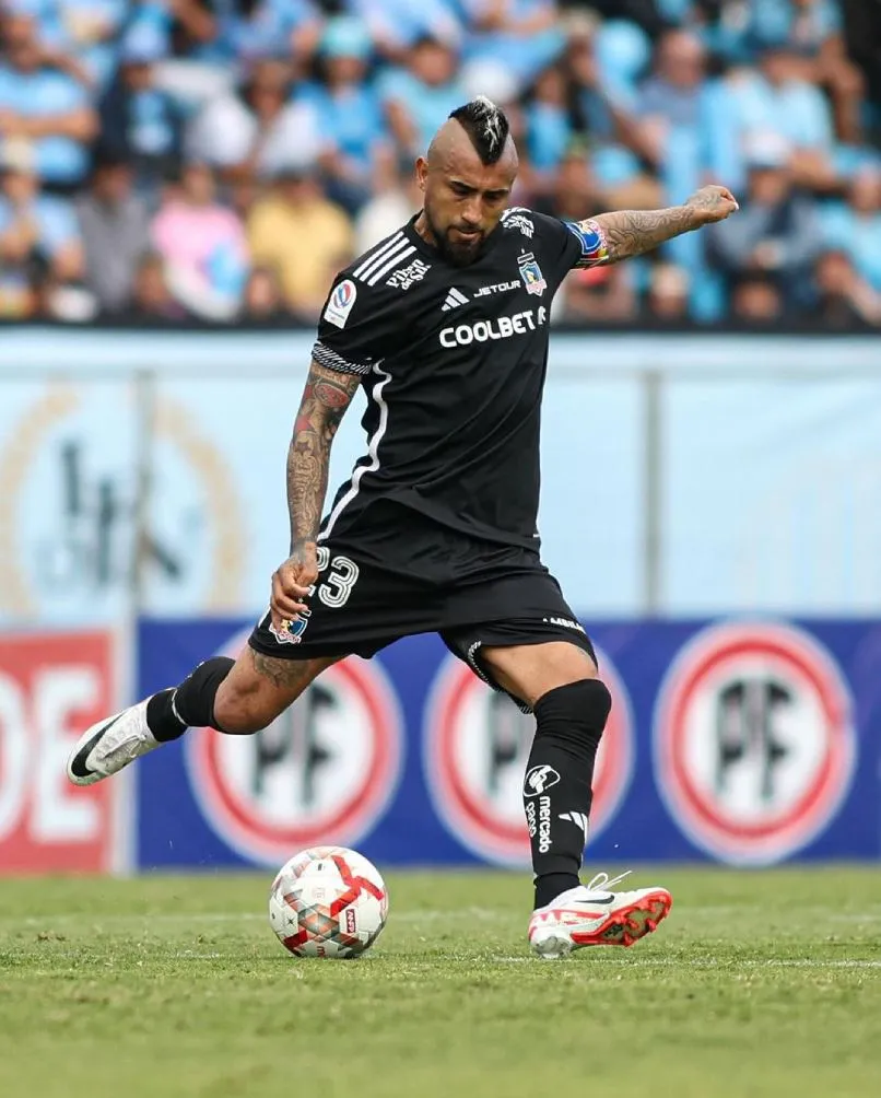 Vidal en partido con Colo Colo