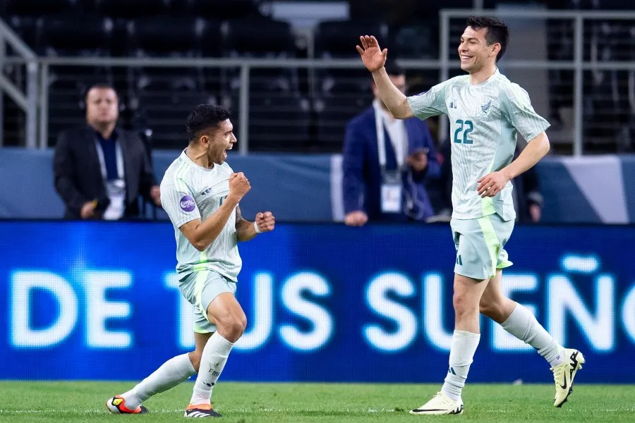 Hirving Lozano festejando con la Selección