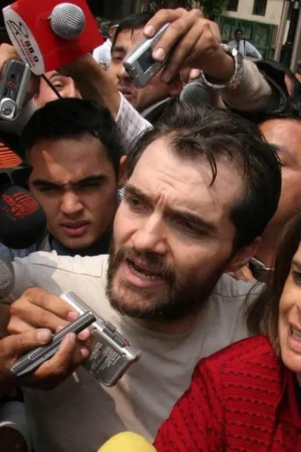 Redes Sociales El empresario tiene cuentas pendientes con México.