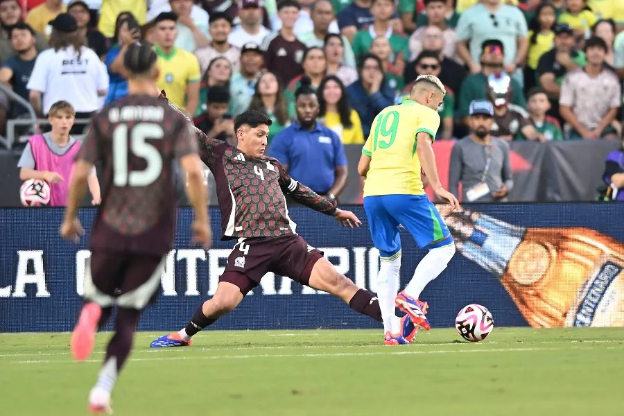 Edson Álvarez contra Brasil