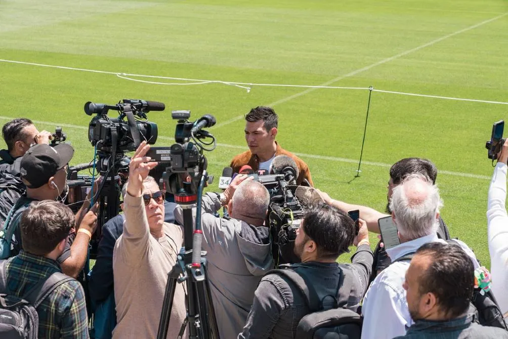 Chucky en atención a los medios tras su presentación