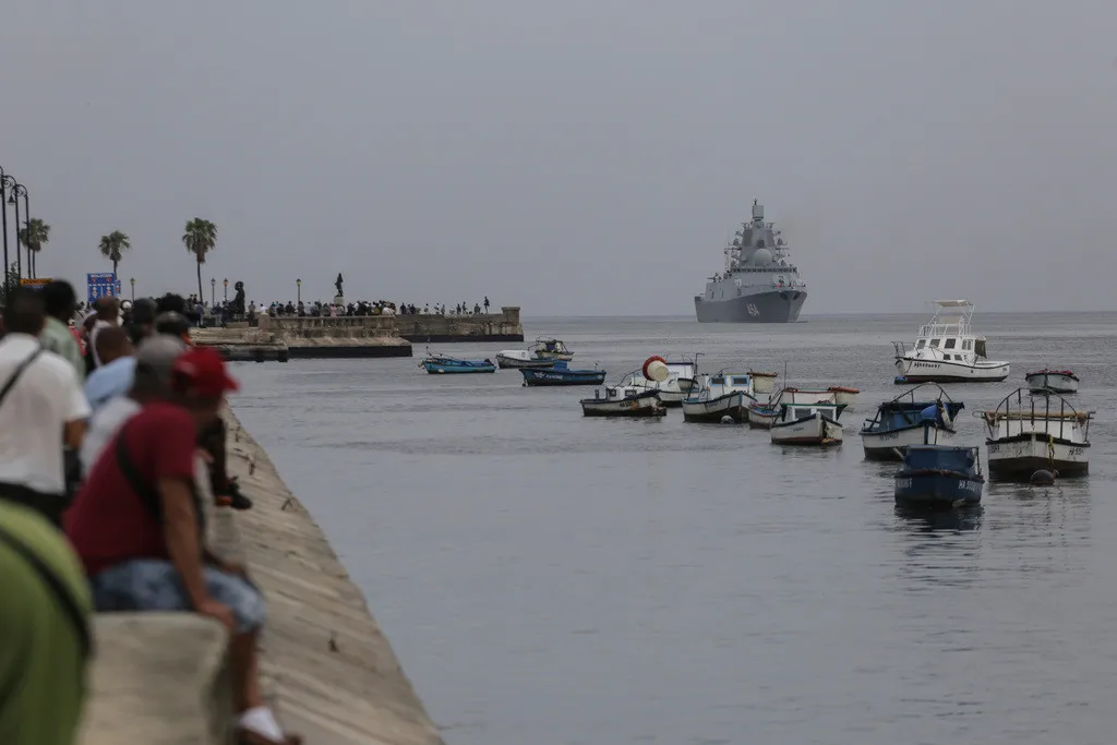 AP Las naves rusas estuvieron acompañadas por pequeñas embarciones cubanas.