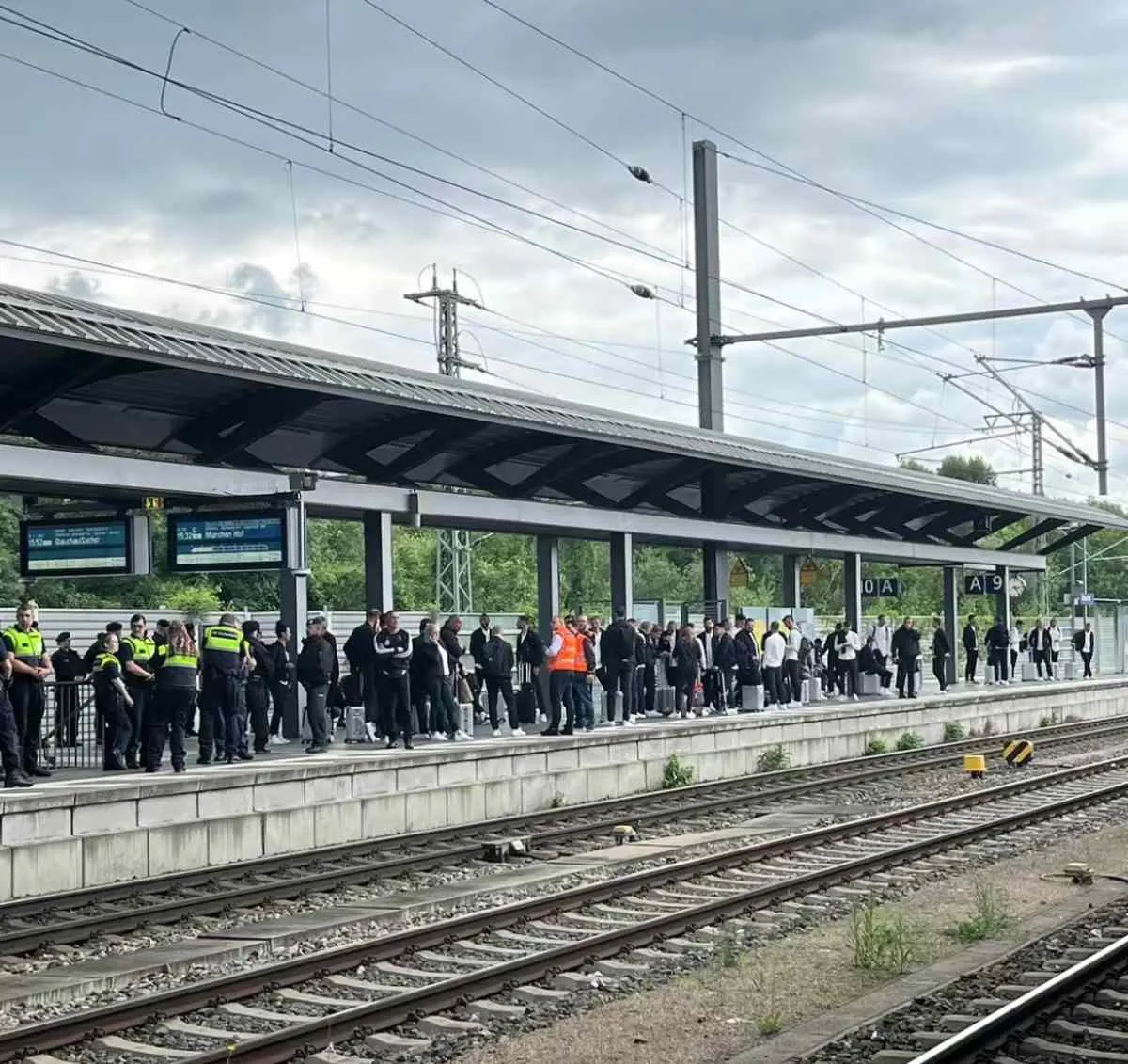 Varios futbolistas de Alemania esperando el tren