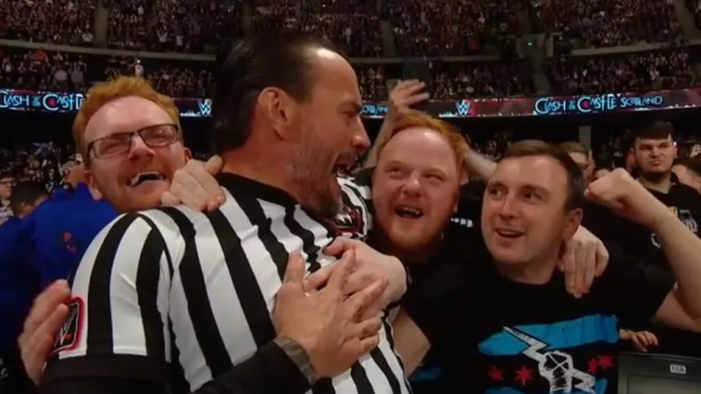 @WWE CM Punk celebró con los pocos escoceses que no iban con McIntyre