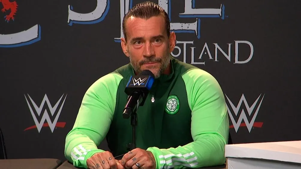@WWE Al final, Punk se dejó ver con una sudadera del Celtic