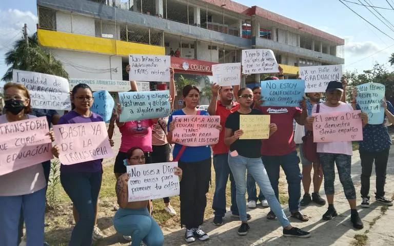 Padres de familia protestan en contra de la directiva de la escuela