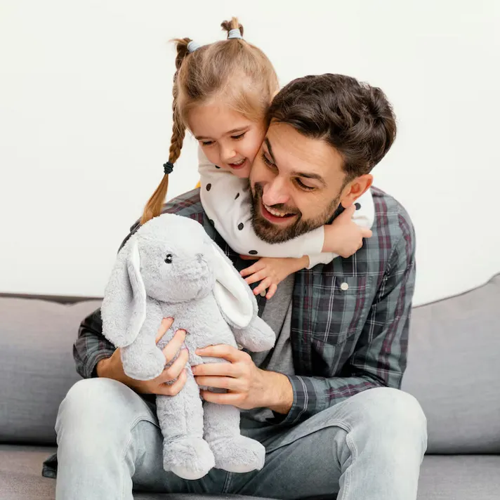 FREEPIK Un abrazo también puede significar mucho si lo haces con amor.