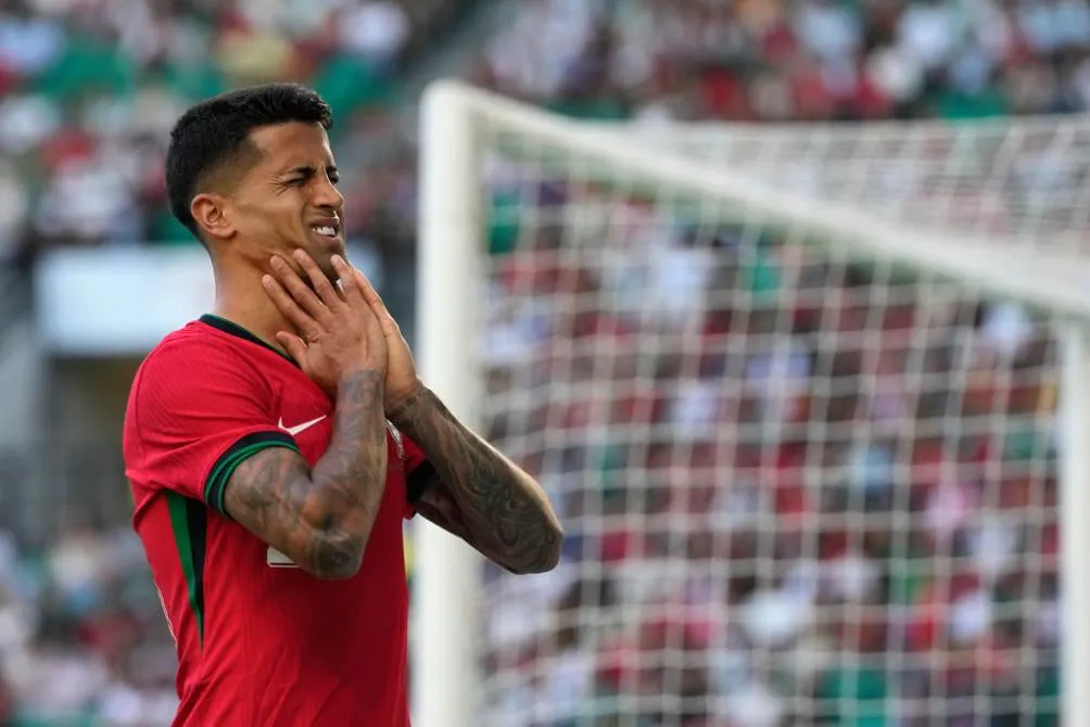 Cancelo no entra en planes de Manchester City