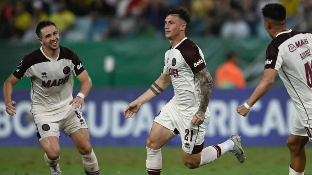 El delantero celebra un gol con Lanús