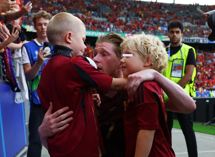 Kevin De Bruyne consoló a sus hijos