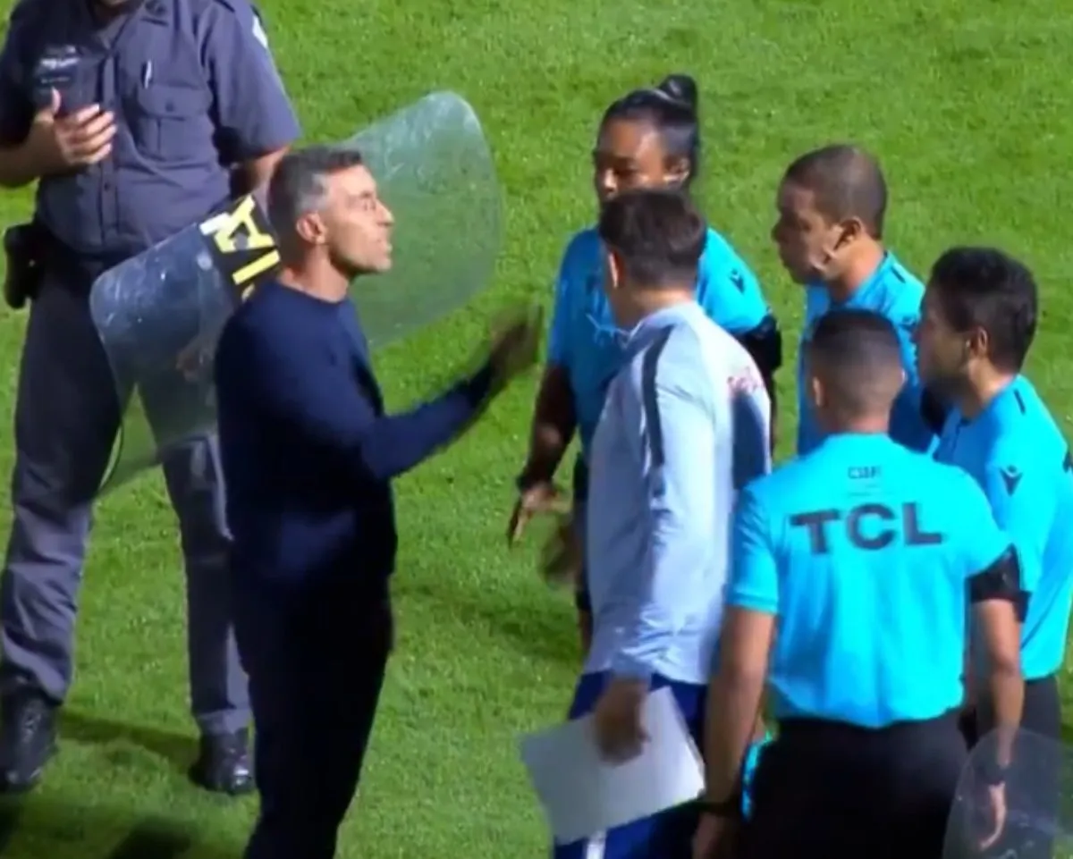 Discutiendo con los árbitros