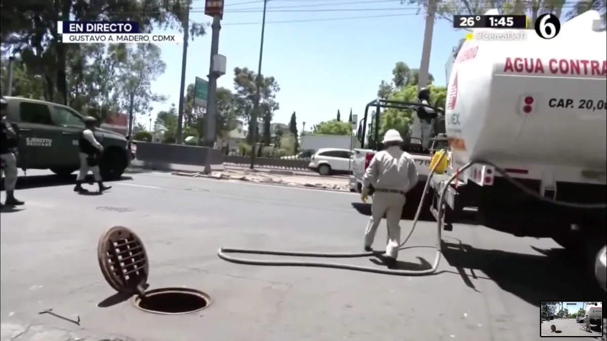Personal de Pemex está limpiando coladeras de la colonia.
