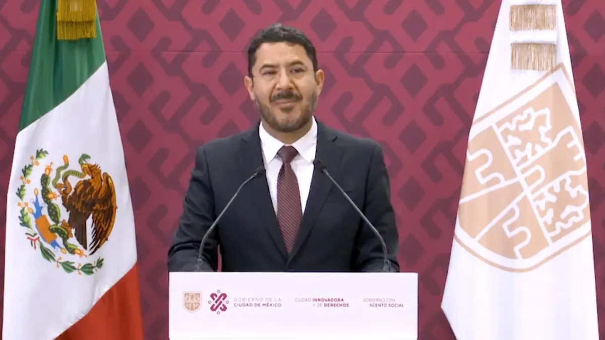 Martí Batres busca auyudar a los jóvenes que estudian y trabajan al mismo tiempo.