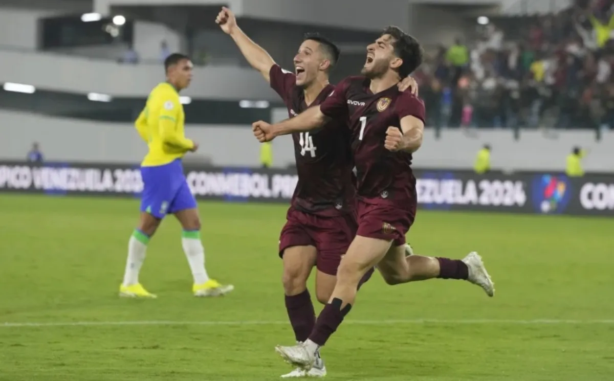 Carlos Faya (izquierda) y Matías Lacava celebran gol ante Brasil