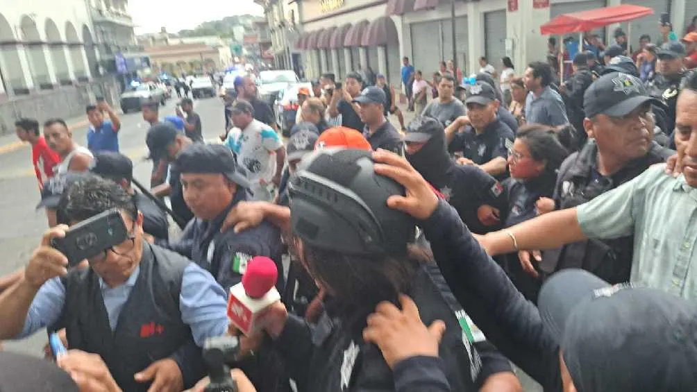 Los policías fueron a exigir justicia por la muerte de un comerciante.