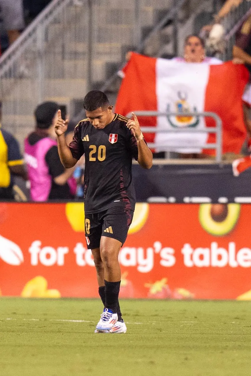 Edison Flores en un partido de Perú