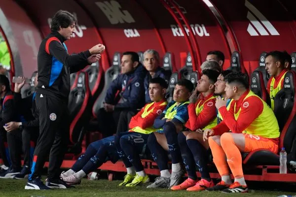 Daniel Garnero charla con jugadores de Paraguay