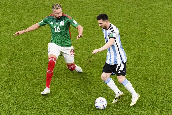 Héctor Herrera en un partido de México