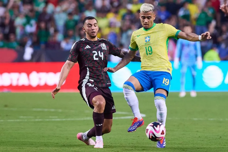 Luis Chávez en el duelo ante Brasil