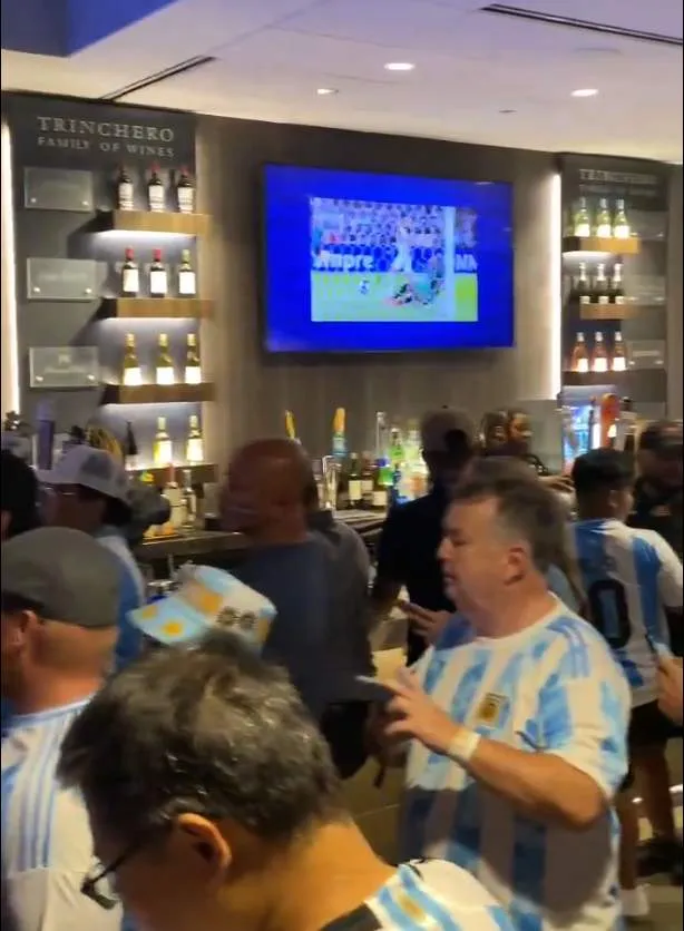 Hasta bares había en la salida a la cancha