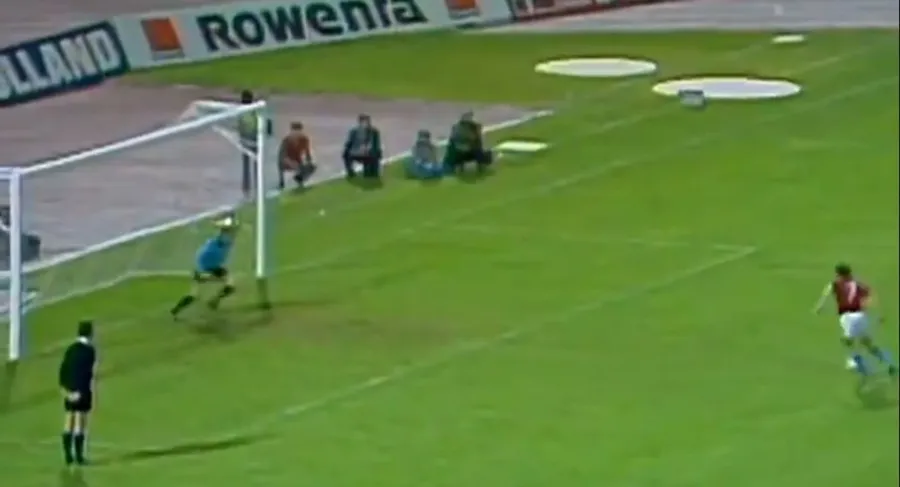 CAPTURA DE PANTALLA: VIDEO Antonin Panenka inmortalizó este penalti