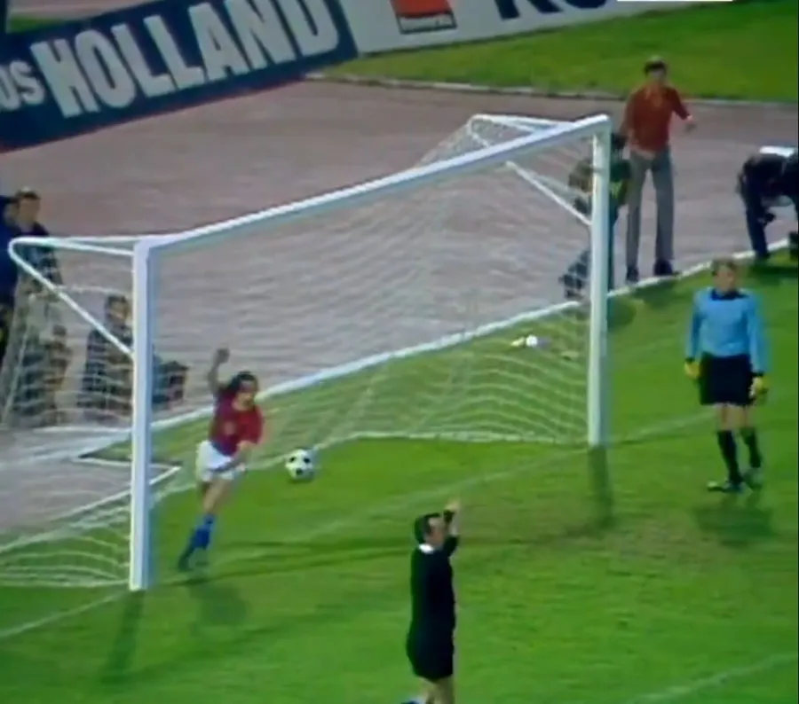 CAPTURA DE PANTALLA: VIDEO Antonin Panenka festejando su gol