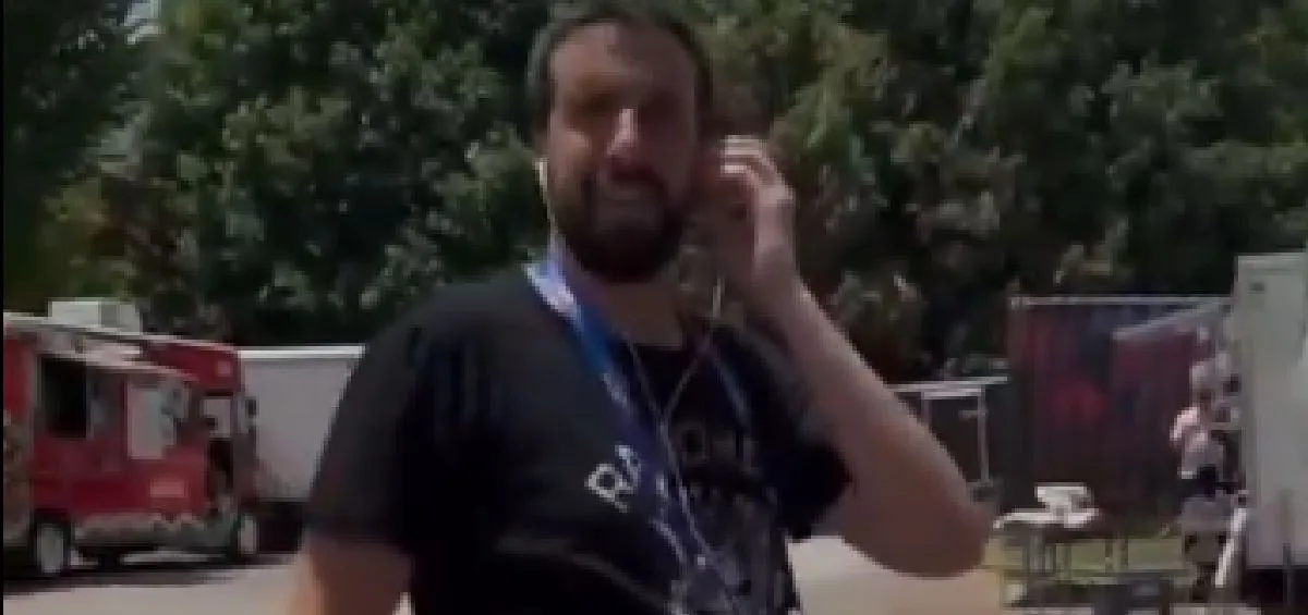 El momento en que es increpado por hincha