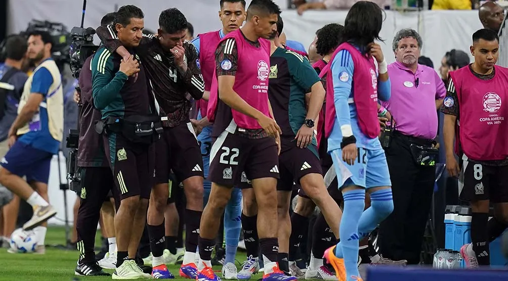 Edson Álvarez, entre lágrimas tras salir del campo