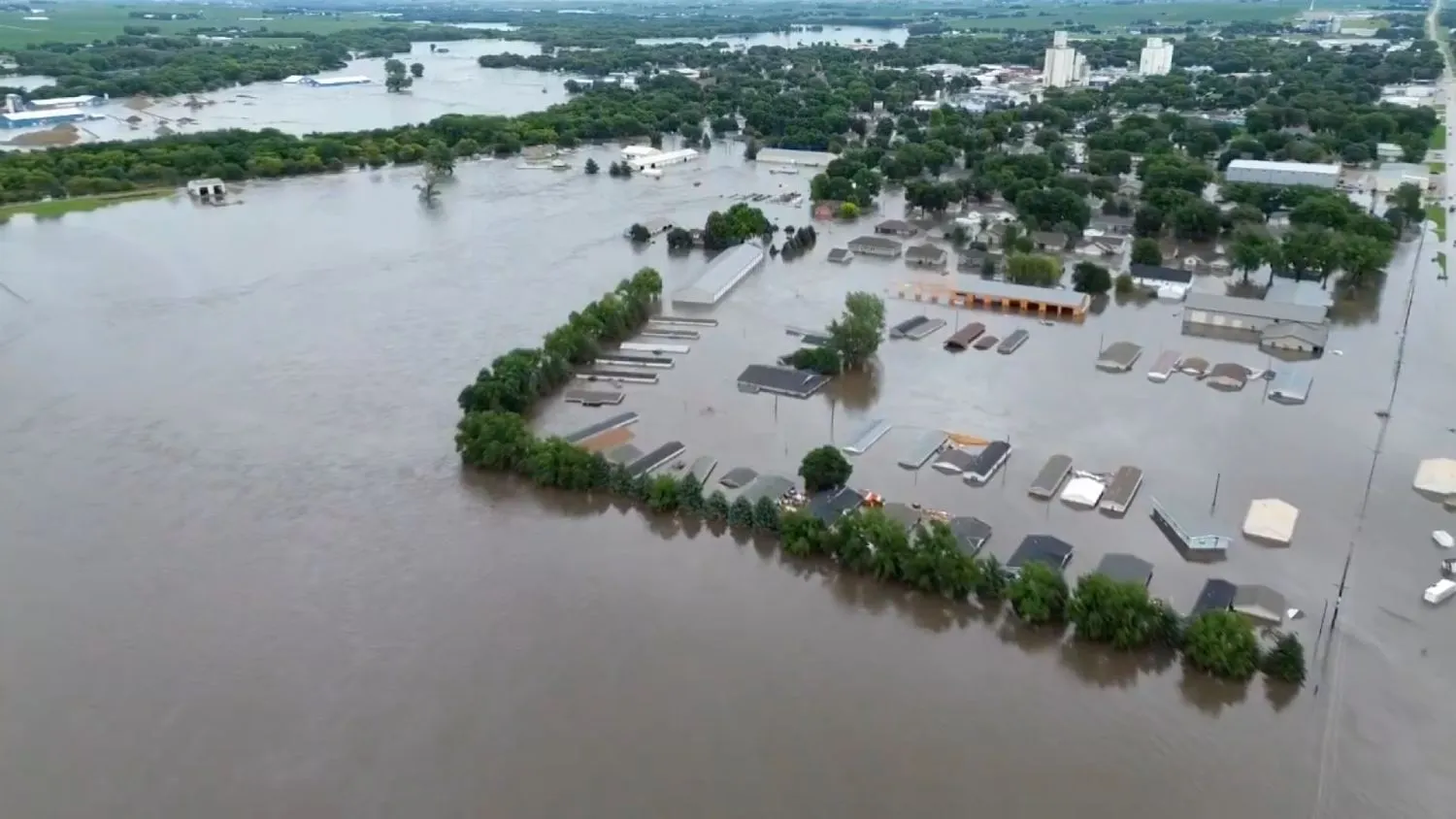 Captura de Pantalla X: @iowasnewsnow Las calles desaparecieron, lo que dejó una vista de puros techos de las casas.